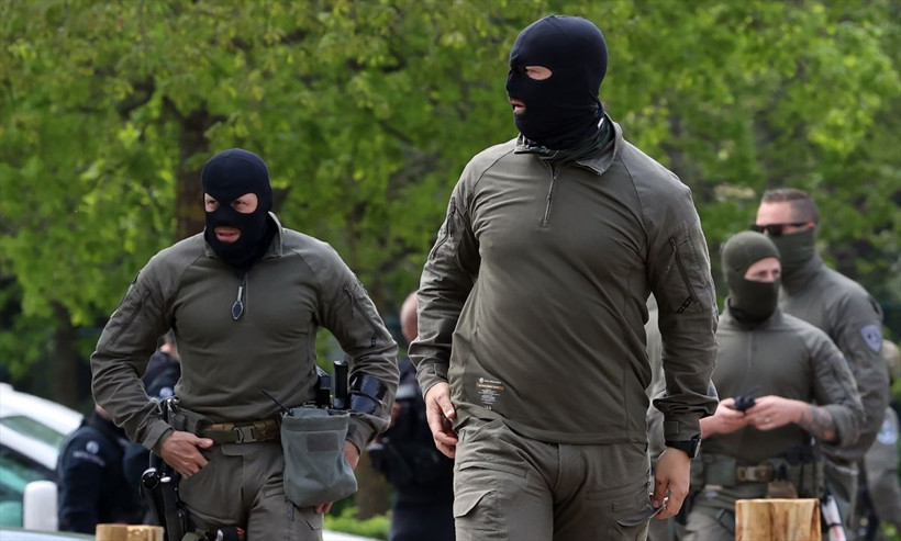 Belçika'da terör tehdidi oluşturan firari askeri aramak için ordu da devrede - Resim: 2