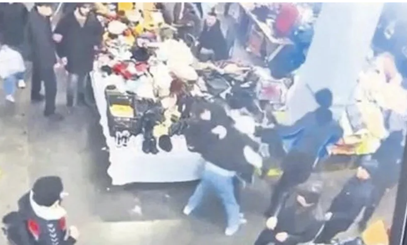 Kadıköy’deki bit pazarında bıçaklı dehşet: İtalyan şefin oğlu yaşam mücadelesi veriyor - Resim: 3