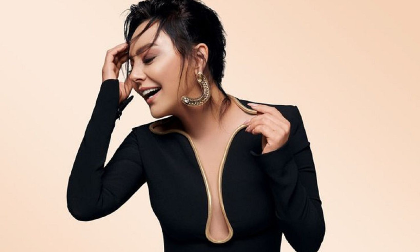 Ebru Gündeş yeni görüntüsü ile olay oldu! Kalın kaşlarına yorum yağdı - Resim: 1