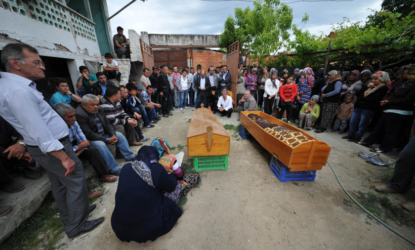 Soma şehitleri toprağa veriliyor - Resim: 2