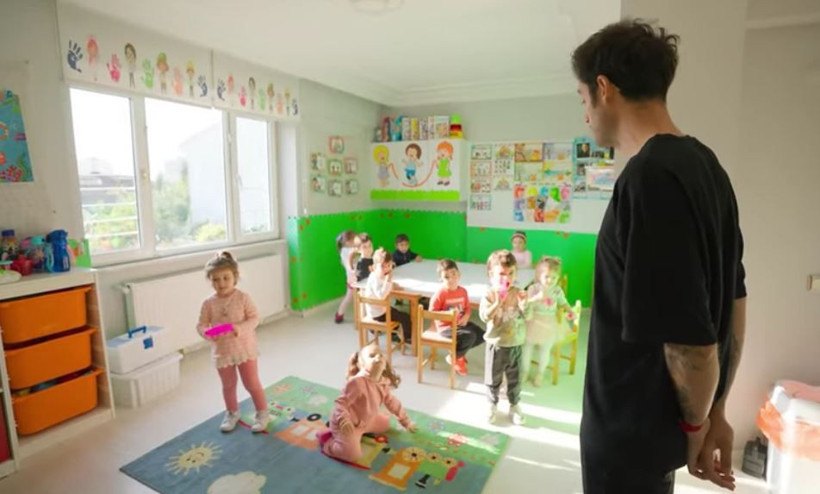 Orkun Işıtmak son videosunda 'kreş öğretmeni' oldu linç yedi! - Resim: 2