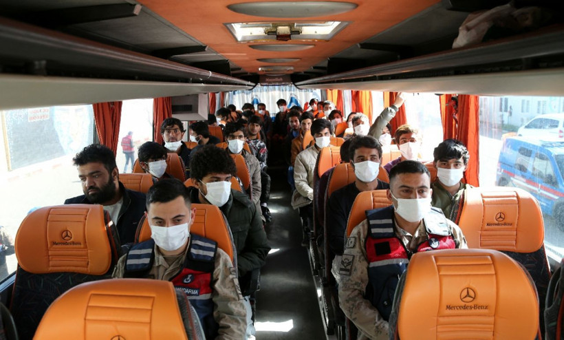 Kaçak yollarla Türkiye'ye gelmişlerdi! Yüzlerce Afgan böyle gönderildi - Resim: 1