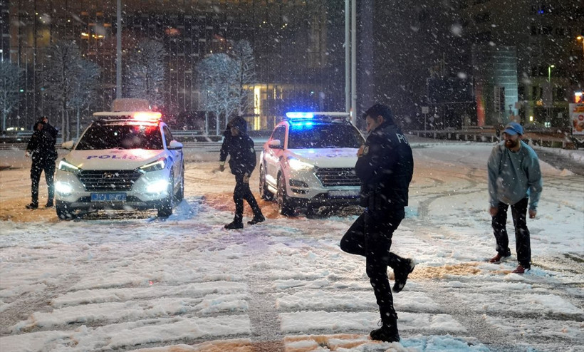 İstanbul Taksim'de polis ile vatandaşlar kar topu oynadı - Resim: 1