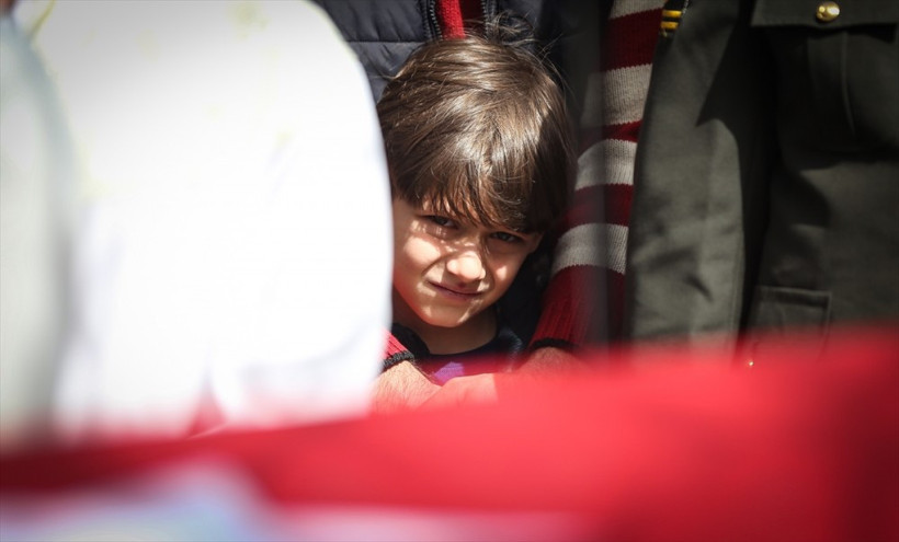 Babasının tabutunun başından ayrılmadı! - Resim: 4