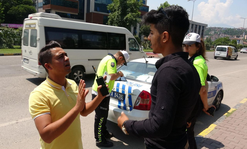 Yayalar ile polisler arasında güldüren diyaloglar! - Resim: 2
