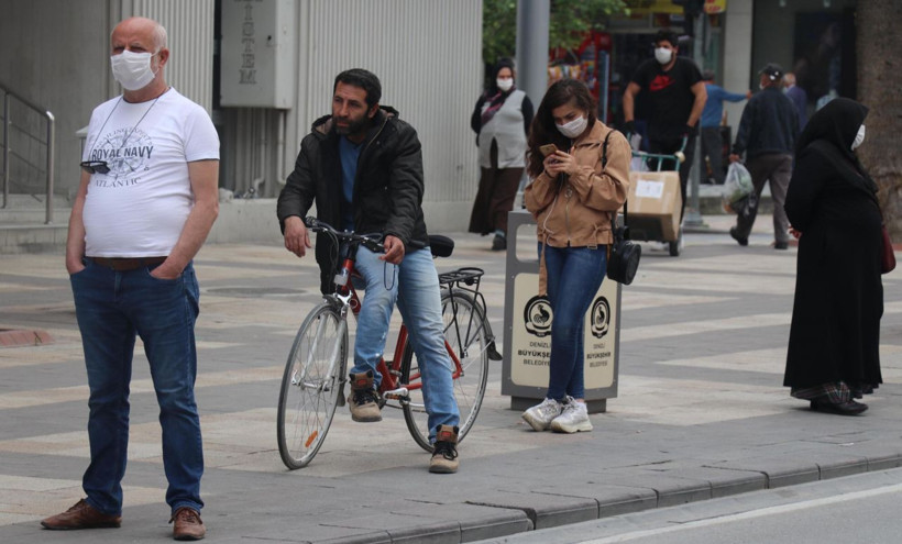 Denizli'de PTT kuyruğu 500 metreyi buldu vatandaş: kuyruğun sonunu göremiyoruz - Resim: 4
