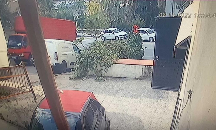 İstanbul’da freni boşalan kamyonet dehşet saçtı! Yokuş aşağı kaydı önüne çıkanı pert etti - Resim: 1