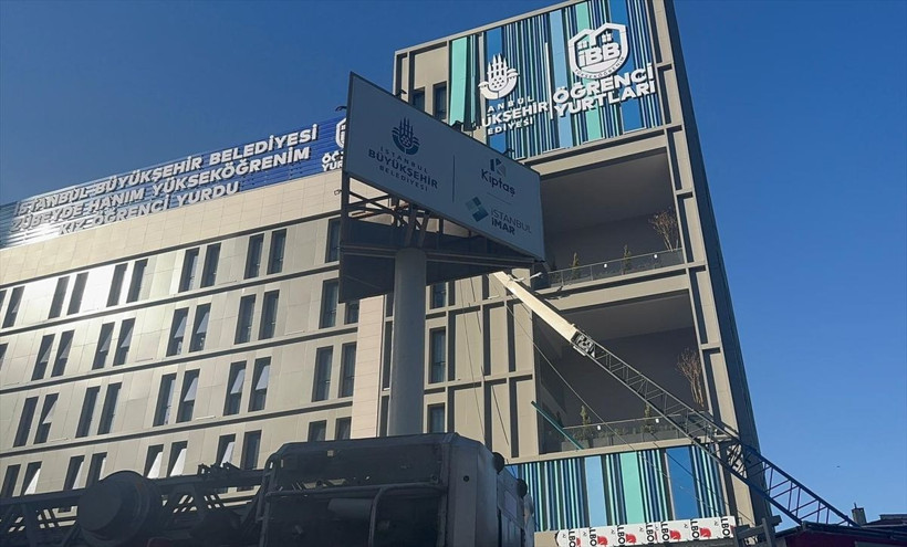 İstanbul'da facianın eşiğinden dönüldü! İnşaat alanındaki vinç öğrenci yurduna devrildi - Resim: 2