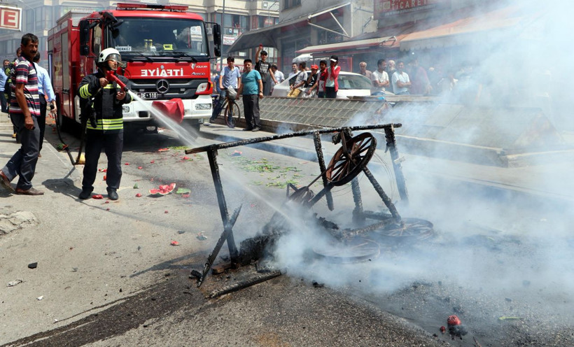 Erzurum'da seyyar satıcılar eylem yaptı çocuklar sebzeleri topladı! - Resim: 2