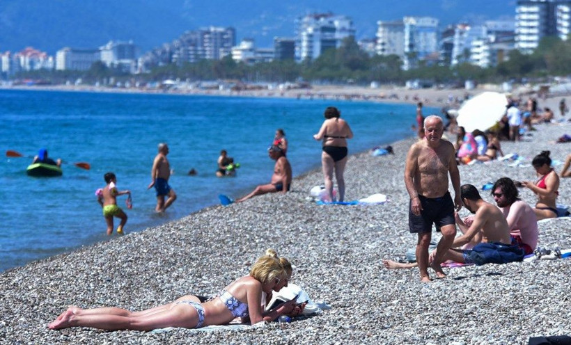Tam kapanma öncesi Konyaaltı Sahili'ndeki kalabalık dikkat çekti - Resim: 2