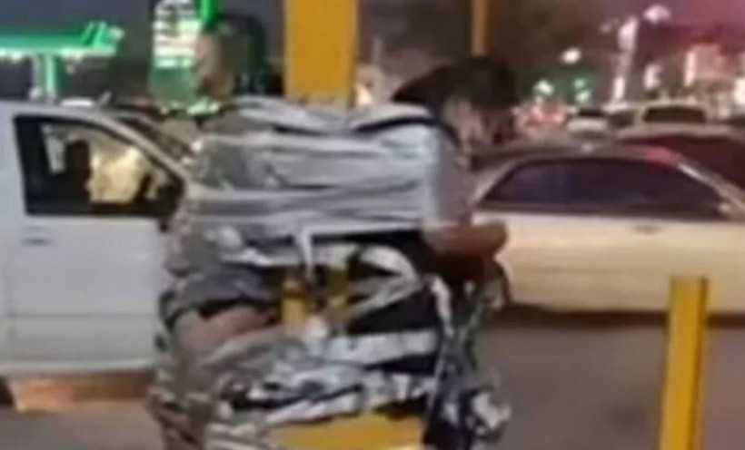 'Joker' gibi boyayıp üstü çıplak direğe bağladılar! Alınlarına ve göğüslerine yazılanlar şok etti - Resim: 1