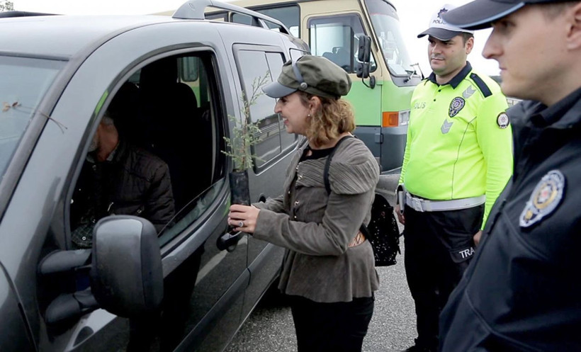 Edirne'de trafik cezası yazılacağını sanan sürücü fidan dikti - Resim: 2