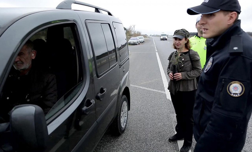 Edirne'de trafik cezası yazılacağını sanan sürücü fidan dikti - Resim: 1