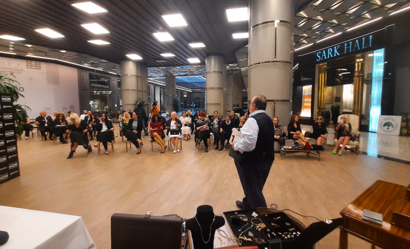 Kıvanç Tatlıtuğ 50 yıllık gözlüğünü bakın ne için bağışladı 25 bin liraya satıldı - Resim: 2