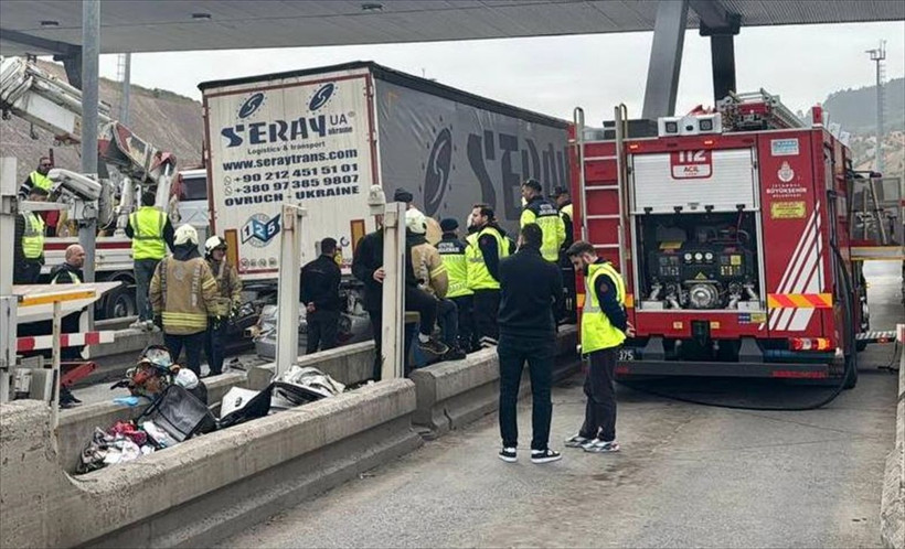 Kuzey Marmara Otoyolu'nda otomobil TIR'ın altına girdi! 4 kişi hayatını kaybetti - Resim: 4