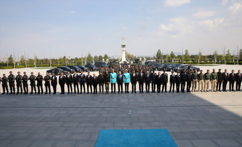 Bakan Soylu Erdoğan'ın yakasına kendi elleriyle taktı! - Resim: 2