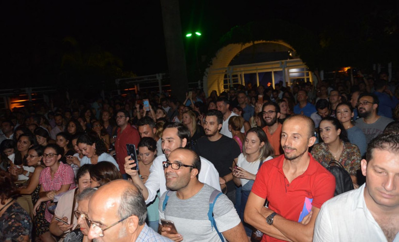 İzmir'de konser veren Melek Mosso tarzı ve izleyenleri büyüledi - Resim: 3