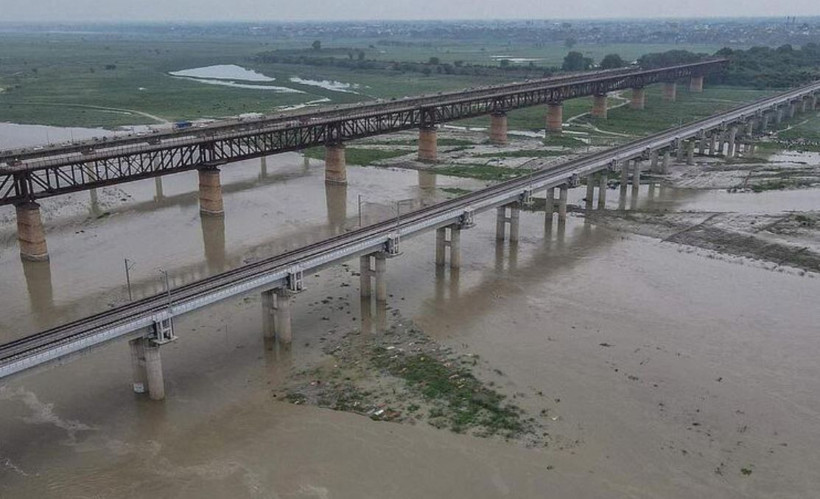 Ürküten görüntüler! Sel korona mezarlarını ortaya çıkardı dünya bu görüntüyü konuşuyor - Resim: 2