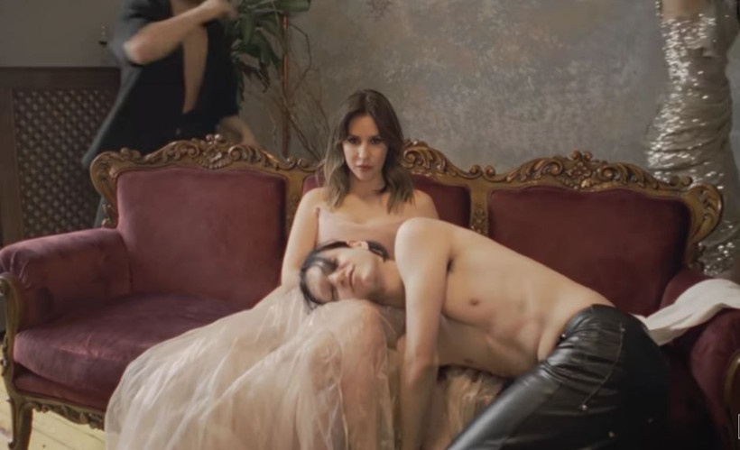 Gülşen'i de solladı Aynur Aydın 'popo' dekolteli eteğiyle sosyal medyayı yıktı geçti - Resim: 1