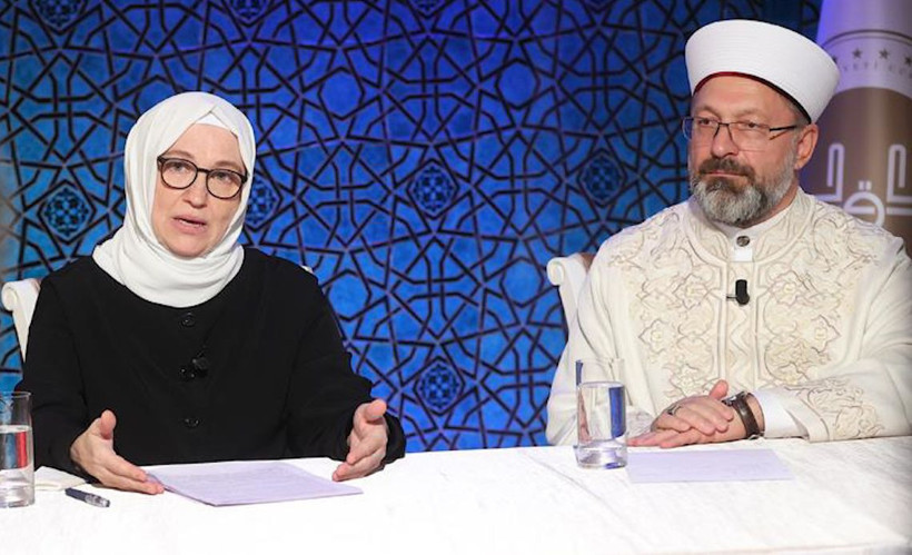 Diyanet İşleri Başkanı Ali Erbaş'ın eşi Seher Erbaş'ın çantasını koruma polisi taşıyor olay görüntü - Resim: 1