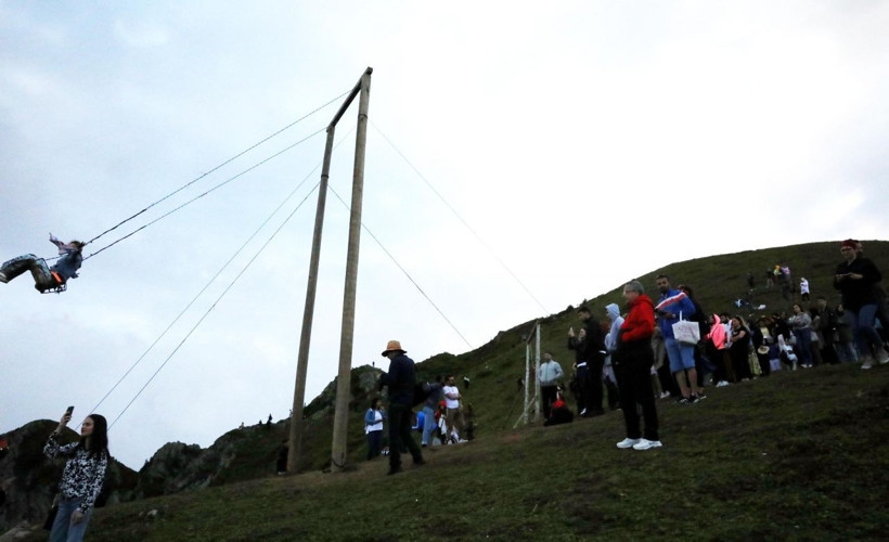 Rize'de 2 bin 700 metrede bulunan Huser Yaylası'ndaki salıncak için sıraya girdiler! - Resim: 3