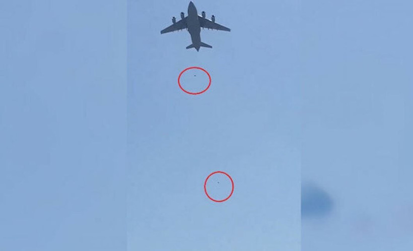 Uçaktan düşen Afganlarla dalga geçen tişört bastılar! 'Taliban' kombini - Resim: 4