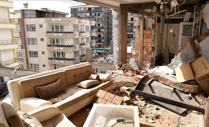 Adıyaman'da depremlerde bu halde geldi! Ağır hasarlı binaların içine bakın - Resim: 4