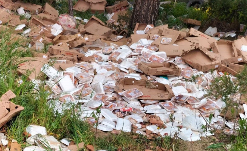 Mola veren vatandaşlar şoke oldu! Ormanlık alana paket paket dökmüşler - Resim: 3