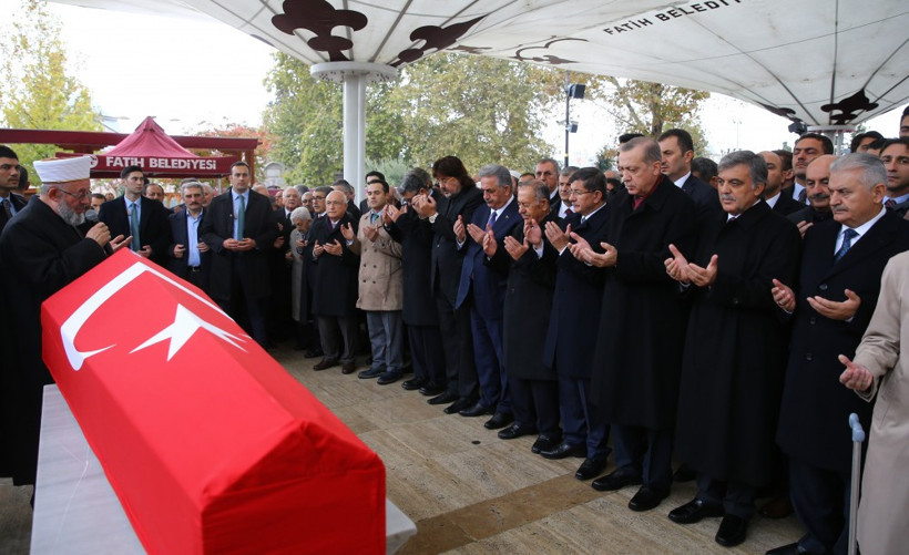 Hepsi birlikte tabutuna omuz verdi - Resim: 1