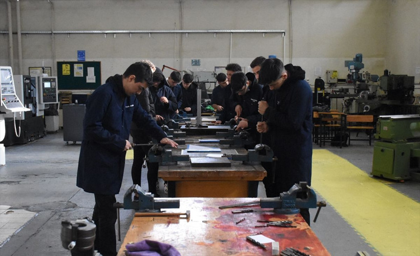 Bursa'da makine parçası üreten meslek lisesi 27 ülkeye ihracat yapıyor - Resim: 1