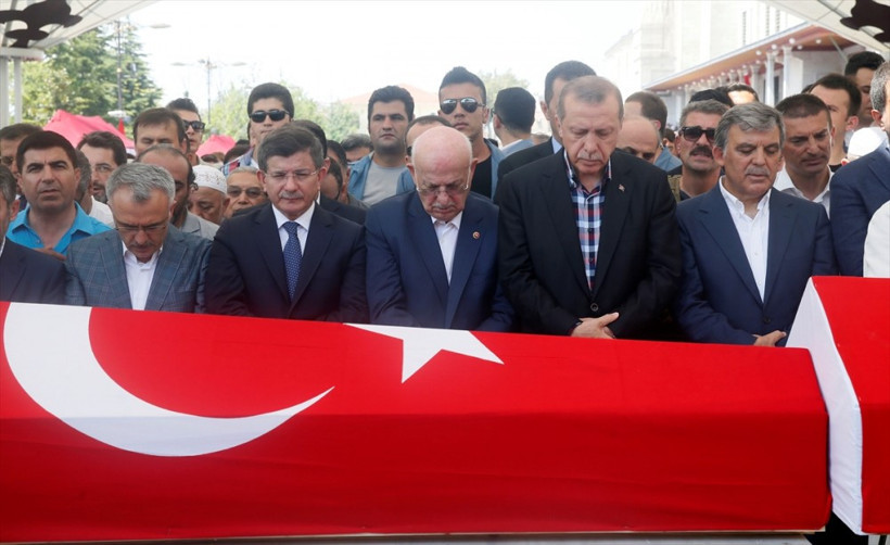 Demokrasi şehitlerini böyle uğurladılar! Dikkat çeken kare - Resim: 1