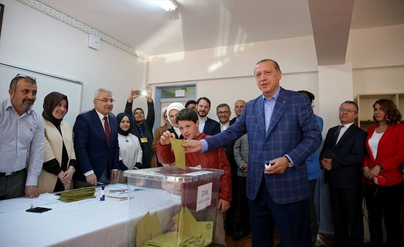 Liderler oyunu böyle kullandı Erdoğan torunuyla geldi  - Resim: 1