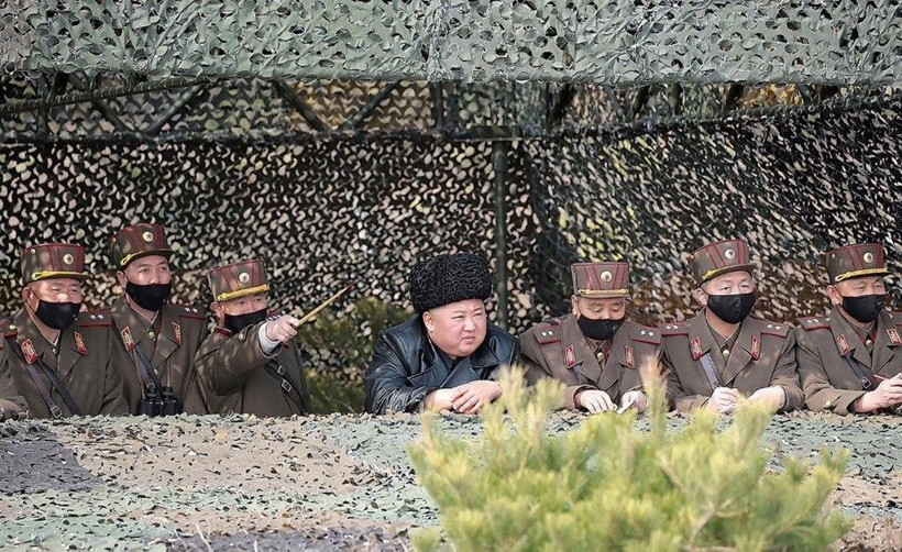 K. Kore lideri Kim Jong koronavirüse böyle meydan okudu! Ne maske taktı ne mesafe koydu - Resim: 1