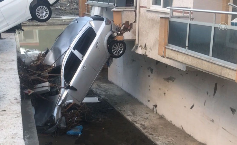 Bozkurt'taki selin ardından sürüklenen araçlar görüntülendi - Resim: 2