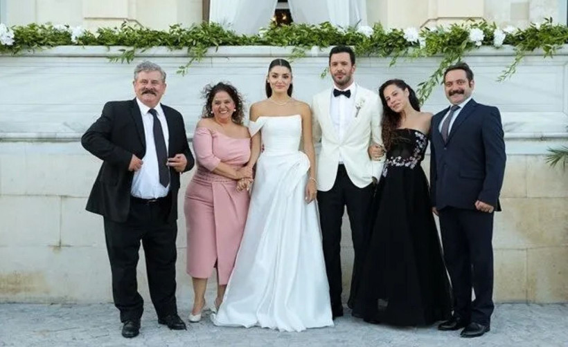 Ayrılık acısı çeken Hande Erçel'in yeni dizisinden düğün kareleri yayınlandı! Barış Arduç'lu kadro şahane - Resim: 2