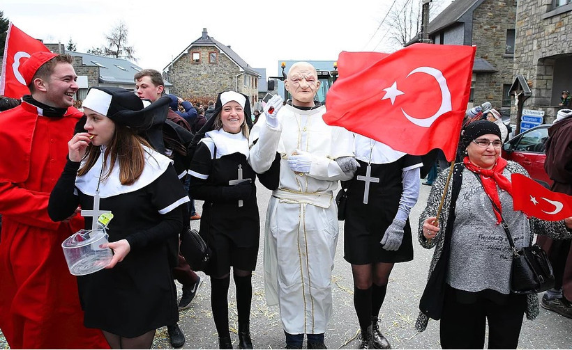Burada Türk yok fakat her yıl böyle kutlama yapıyorlar - Resim: 4