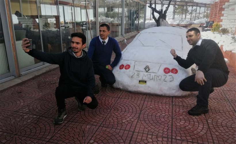 Elazığ'da 5 saatte yaptı! Güneş görünce eriyen aracına biçtiği fiyat dudak uçuklattı: Her gün bakım yapıyor - Resim: 4