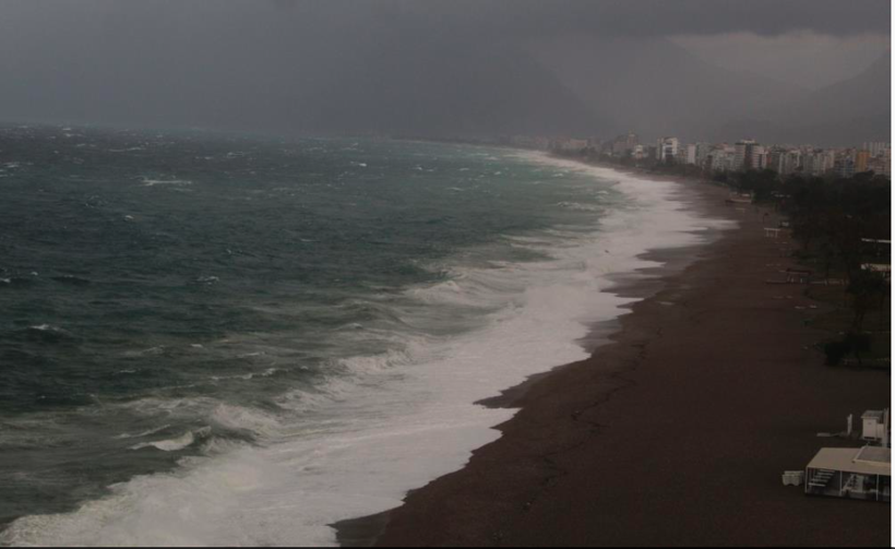 İzmir'de denizin rengi değişti, ağaçlar devrildi! Sağanak yağış dev dalgalar oluşturdu - Resim: 4