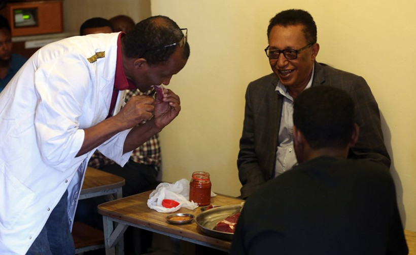 Çiğ et yemekten vazgeçmiyorlar! - Resim: 4