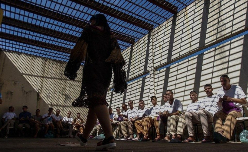 Sıra dışı bir defile! Cezaevinde moda defilesi düzenlendi! - Resim: 1