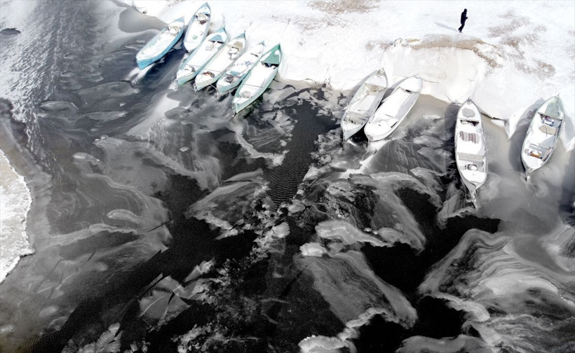 Türkiye'nin en büyük tatlı su gölü buz tuttu - Resim: 1