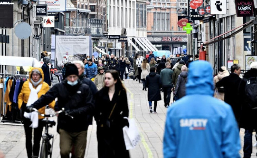 Koronavirüs kısıtlamalarını kaldıran Danimarka'da hastaneye yatışlar ve can kayıpları arttı - Resim: 3