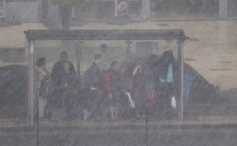 Ankara'da şiddetli yağış! Caddeler göle döndü araçlar sulara gömüldü - Resim: 4