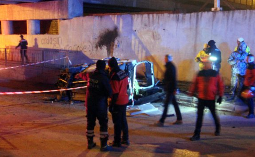 Köprüden uçup duvara çarpan araçtaki 2 genç feci şekilde can verdi - Resim: 3