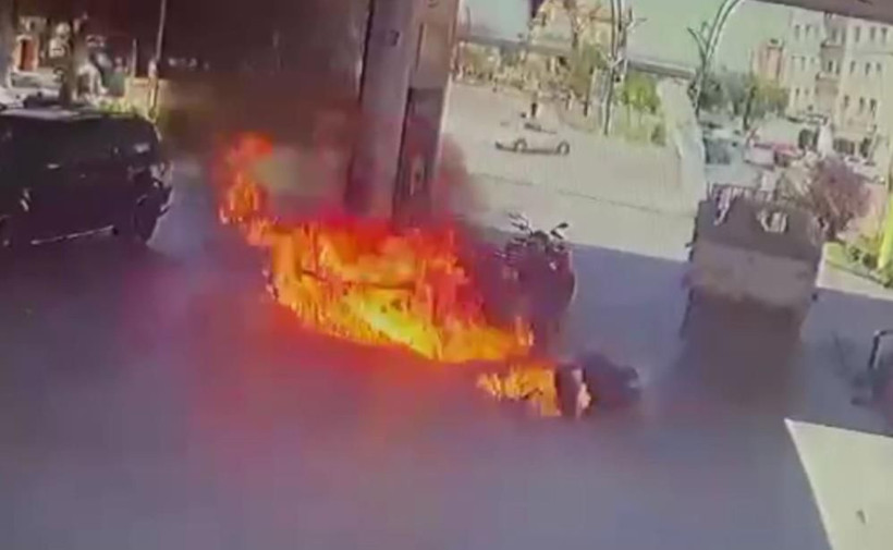 Benzin dolumu esnasında çakmak çaktı, alevlerin içinde kaldı - Resim: 4