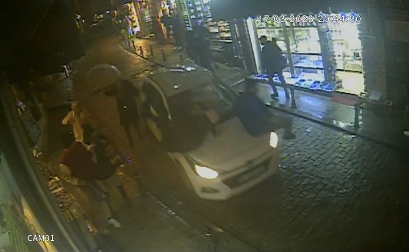 Galata’da dehşet anları kamerada: Otomobil yayaların arasına daldı! - Resim: 3