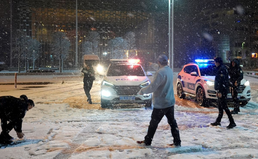 İstanbul Taksim'de polis ile vatandaşlar kar topu oynadı - Resim: 2
