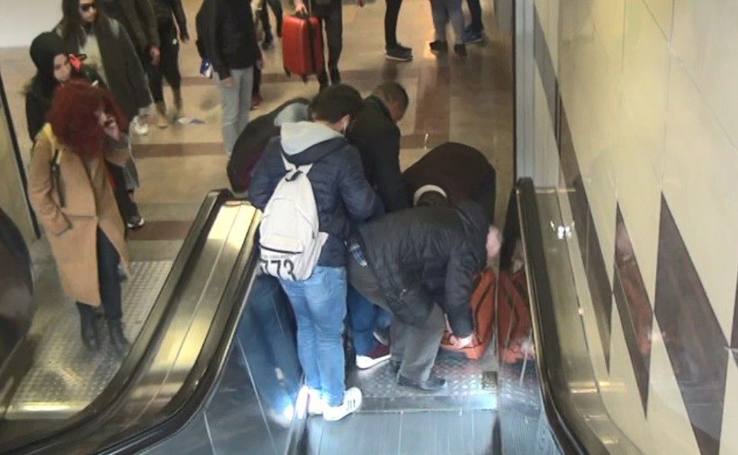 Oyuncu Hikmet Karagöz Taksim Metrosunda merdivenlerden düştü kanlar içinde kaldı - Resim: 2