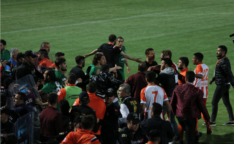 Maç bitti ortalık savaş alanına döndü - Resim: 4