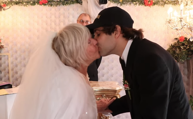 En yakın arkadaşının annesiyle evlenen ünlü fenomen kötü haberi duyurdu - Resim: 1